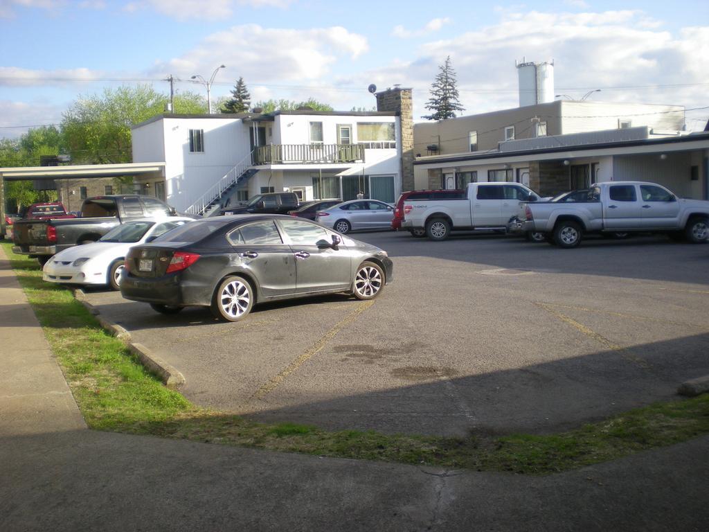 Motel Seigneurie De Vaudreuil エクステリア 写真